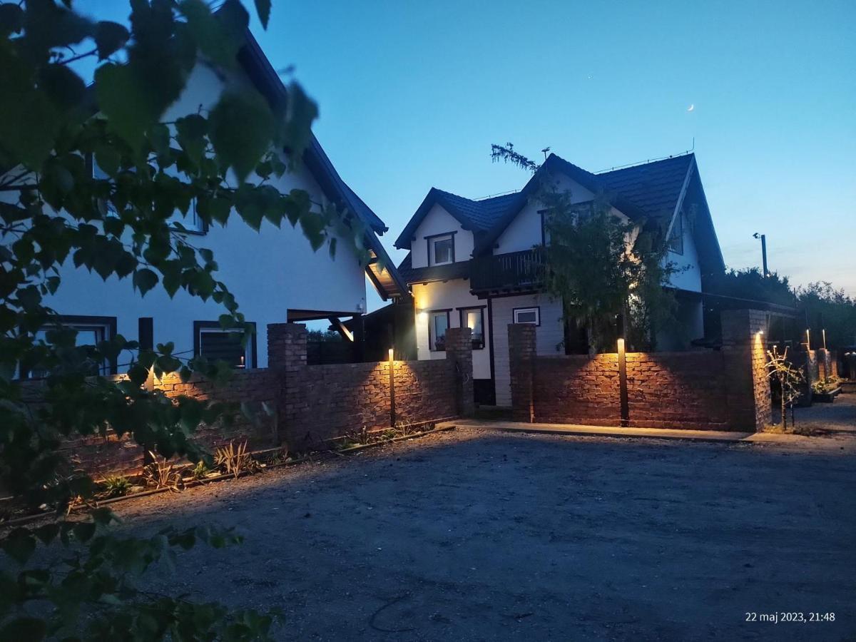 Domek Parterowy Apartamentowy Ostoja レバル エクステリア 写真
